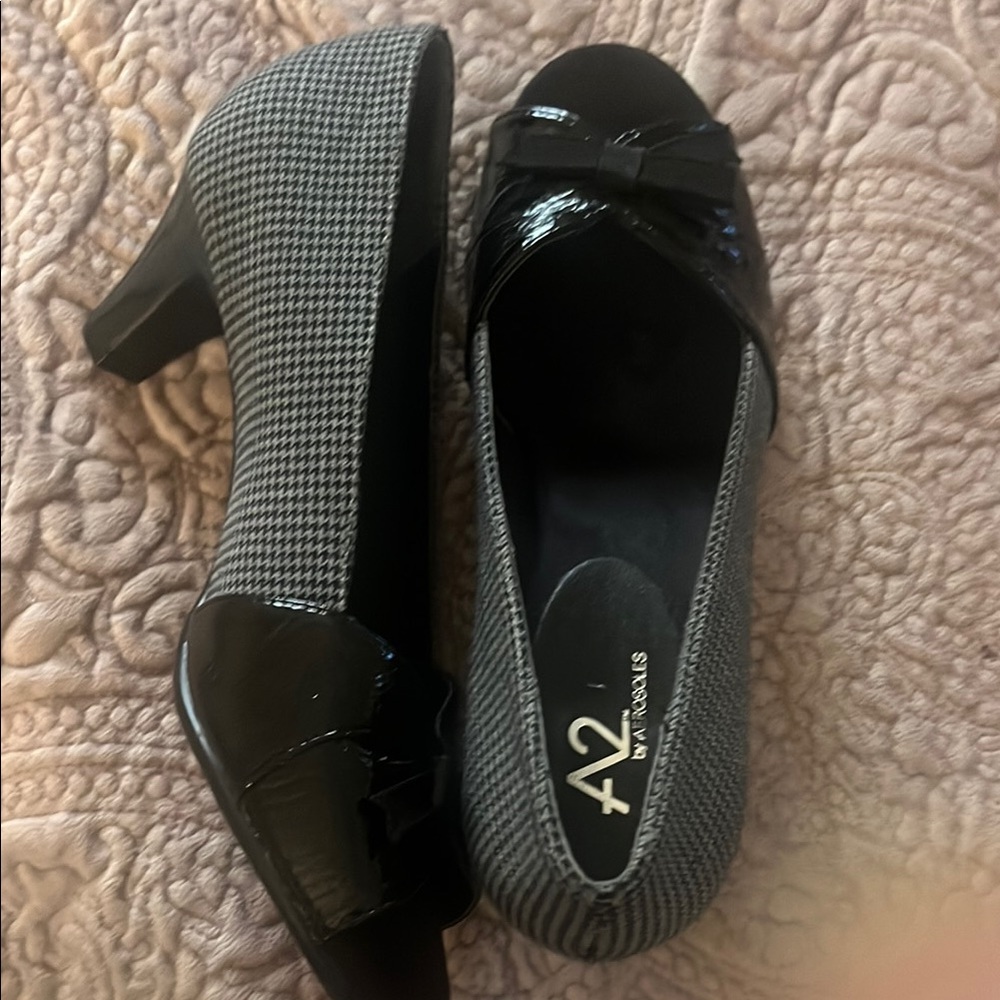 EUC A2 By Aerosoles Black and Gray Heels with Classic Design